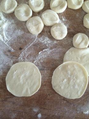 擀成饺子皮大小的面皮