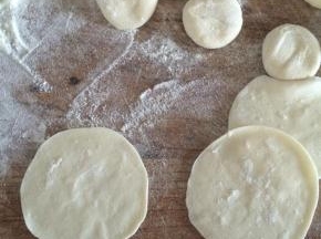 擀成饺子皮大小的面皮