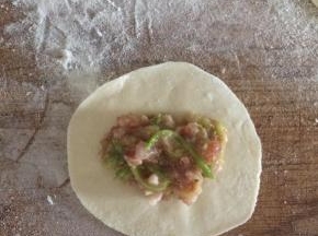 把馅料放入
