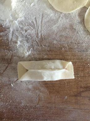 如图，捏住两个边成锅贴了