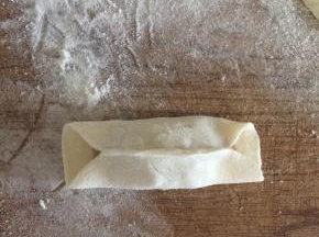 如图，捏住两个边成锅贴了