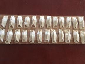 做好的锅贴生坯