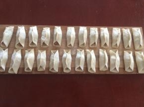 做好的锅贴生坯