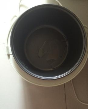 电饭锅放少许的油