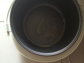 电饭锅放少许的油