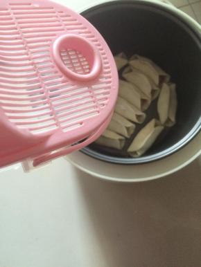 淋上凉水，不要超过锅贴的的二分之一处