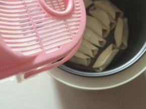 淋上凉水，不要超过锅贴的的二分之一处