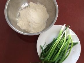 准备食材：白面、香葱