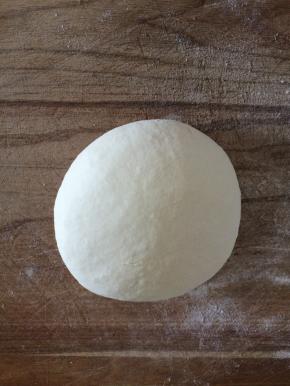 把面粉、水拌和均匀， 揉成面团，盖上松弛20分钟