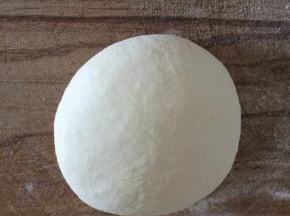 把面粉、水拌和均匀， 揉成面团，盖上松弛20分钟