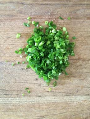 香葱切碎末备用