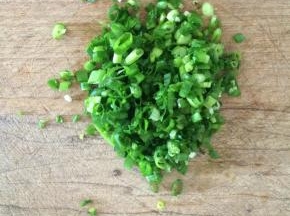 香葱切碎末备用