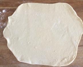 醒好的面团擀成一张大薄片，能多薄就多薄