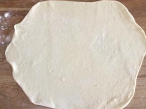 醒好的面团擀成一张大薄片，能多薄就多薄