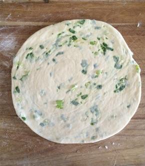 再轻轻的压扁，再擀成约8-10毫米厚的饼