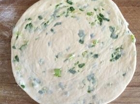 再轻轻的压扁，再擀成约8-10毫米厚的饼