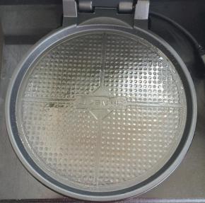 饼铛刷油，通电预热