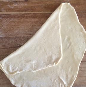 如图，来回的折一下，将油均匀沾遍整张饼