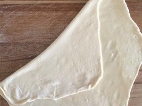 如图，来回的折一下，将油均匀沾遍整张饼