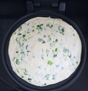 将饼放入，盖上盖烙约2分钟