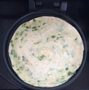 翻面再烙上2分钟，两面金黄就可以了。