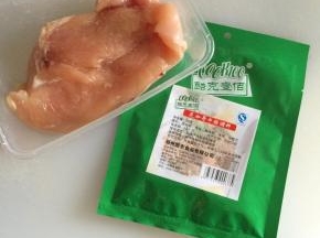 准备主料鸡胸肉、酷克壹佰芝加哥牛排调料