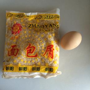 准备辅料面包屑、鸡蛋