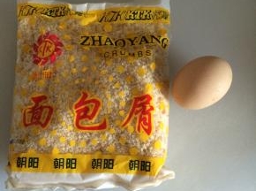 准备辅料面包屑、鸡蛋