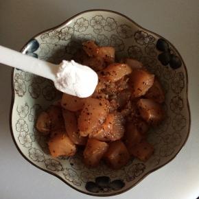 腌制好的鸡肉中放入一勺淀粉