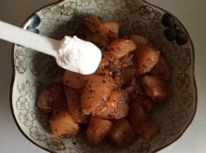 腌制好的鸡肉中放入一勺淀粉