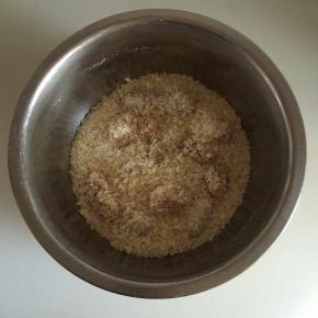 把鸡肉放入面包屑中，摇晃盛器，让鸡肉快速均匀的裹上面包屑