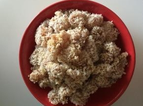 鸡肉依次都裹好面包屑