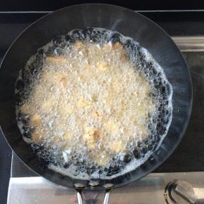 将鸡肉放入7成热的油锅中炸制