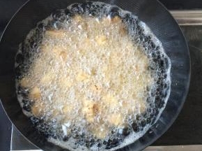 将鸡肉放入7成热的油锅中炸制