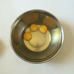 鸡蛋打入无油无水的盛器中