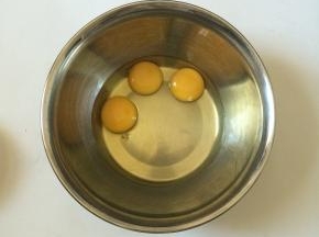 鸡蛋打入无油无水的盛器中
