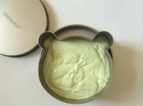 把面糊倒入学厨模具中
