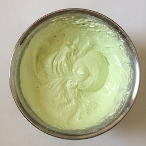 搅打至面糊细腻