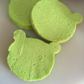 烤好的蛋糕拿出来凉后脱模，切片