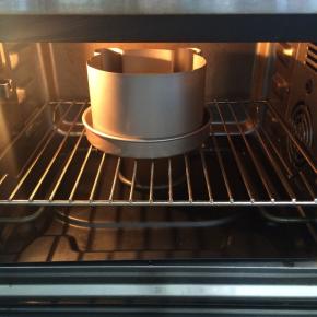 放入已预热155°的烤箱中，烘烤30分钟、中层上下火