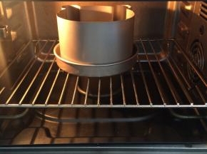 放入已预热155°的烤箱中，烘烤30分钟、中层上下火