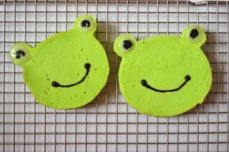 在蛋糕片上，画出青蛙的眼睛和嘴巴，就可以啦