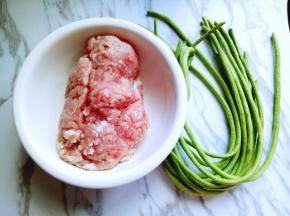 准备好食材；猪肉买回来温水洗干净，用料理机搅碎，或者直接刀攒也可以。我超市买的，让店员直接帮忙搅得肉糜。