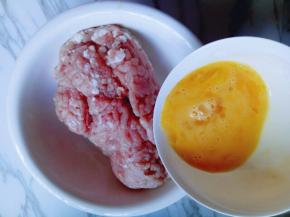将打散的鸡蛋液倒入肉糜容器中。