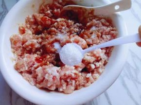 再加入一勺糖。