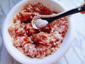 加入鸡粉，用筷子顺时针搅拌均匀。