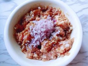 加入切碎的洋葱。