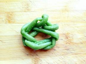 编好的花环，依次做完。(没有特别要求，可以根据个人发挥编制。)