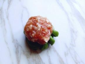 取一勺肉麻，放在长豇豆花环上即可。