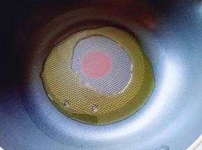 热锅冷油。(食用油我用的菜籽油，个人认为菜籽油比较香，不喜欢的可以换其它食用油。)